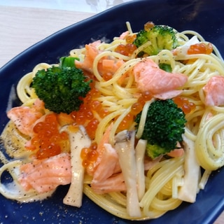 スモークサーモンとイクラの親子クリームパスタ